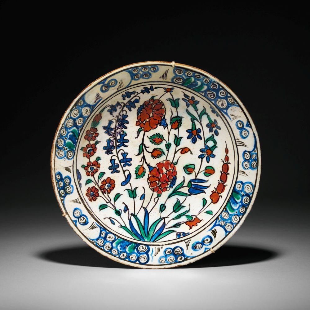 AN IZNIK POTTERY DISH, OTTOMAN TURKEY, CIRCA 1575 (1 of 4)