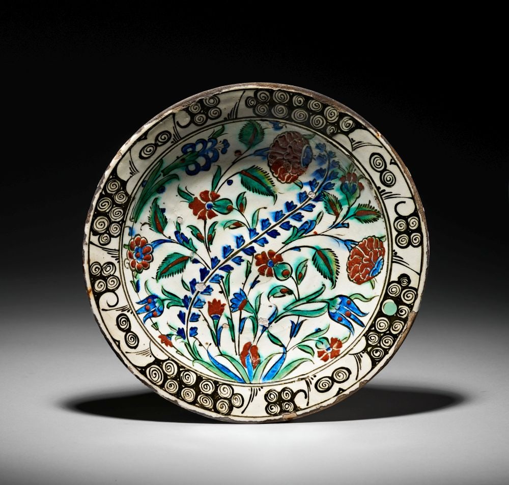 AN IZNIK POTTERY DISH OTTOMAN TURKEY, CIRCA 1600 (1 of 4)
