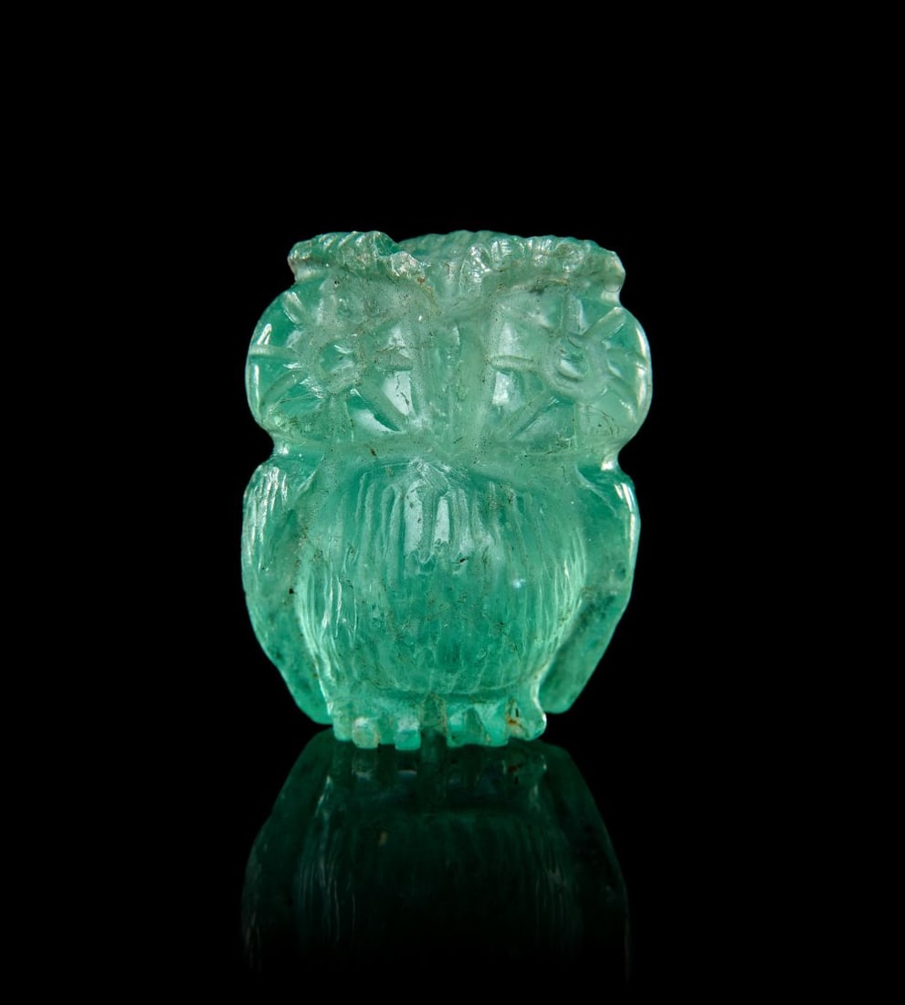 A HIGHLY RARE PRE COLUMBIAN CARVED EMERALD AMULET OF AN OWL, LATE CLASSIC, 550-950 AD: A HIGHLY RARE PRE COLUMBIAN CARVED EMERALD AMULET OF AN OWL, LATE CLASSIC, 550-950 AD Expertly carve