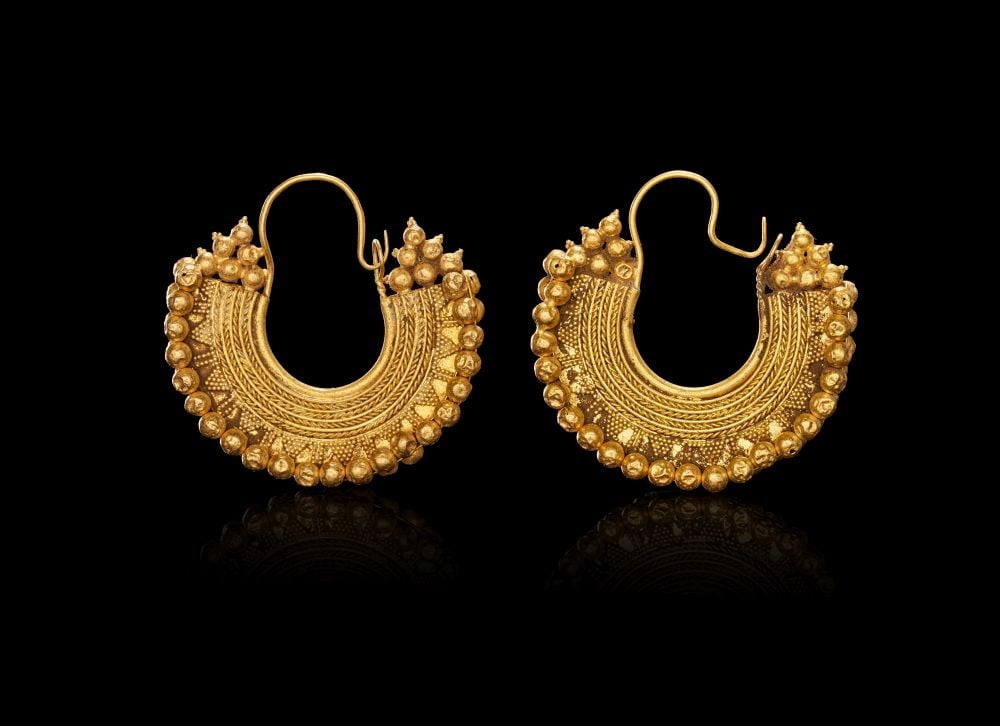 A PAIR OF EASTERN ROMAN GOLD EARRINGS, 1ST-2ND CENTURY A.D. (1 of 2)