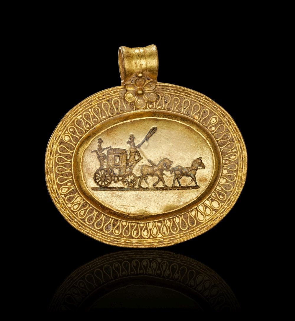 A ROMAN GOLD PENDANT DEPICTING A CHARRIOT SCENE AMULET, CIRCA 1ST CENTURY A.D. (1 of 2)