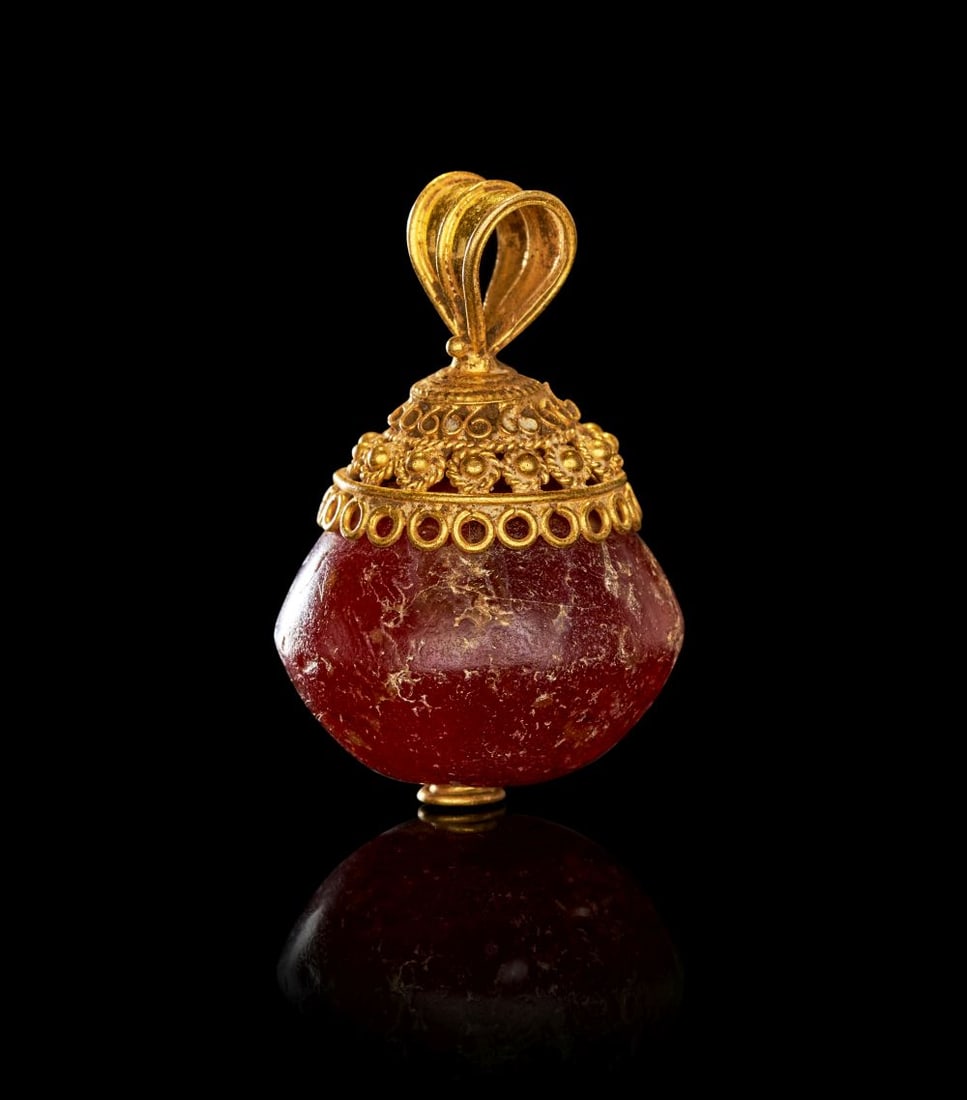 A ROMAN GOLD & CARNELIAN AMULET, CIRCA 1ST-2ND CENTURY A.D. (1 of 4)