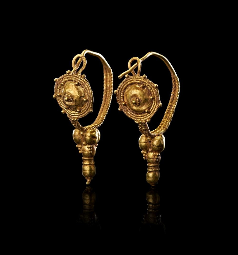 A PAIR OF ROMAN GOLD EARRINGS , CIRCA 3RD CENTURY A.D. (1 of 2)