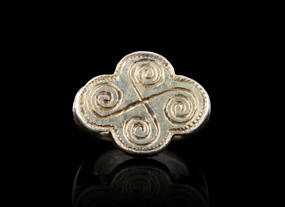 A RARE ANGLO-SAXON SILVER RING 8TH CENTURY A.D. (1 of 3)