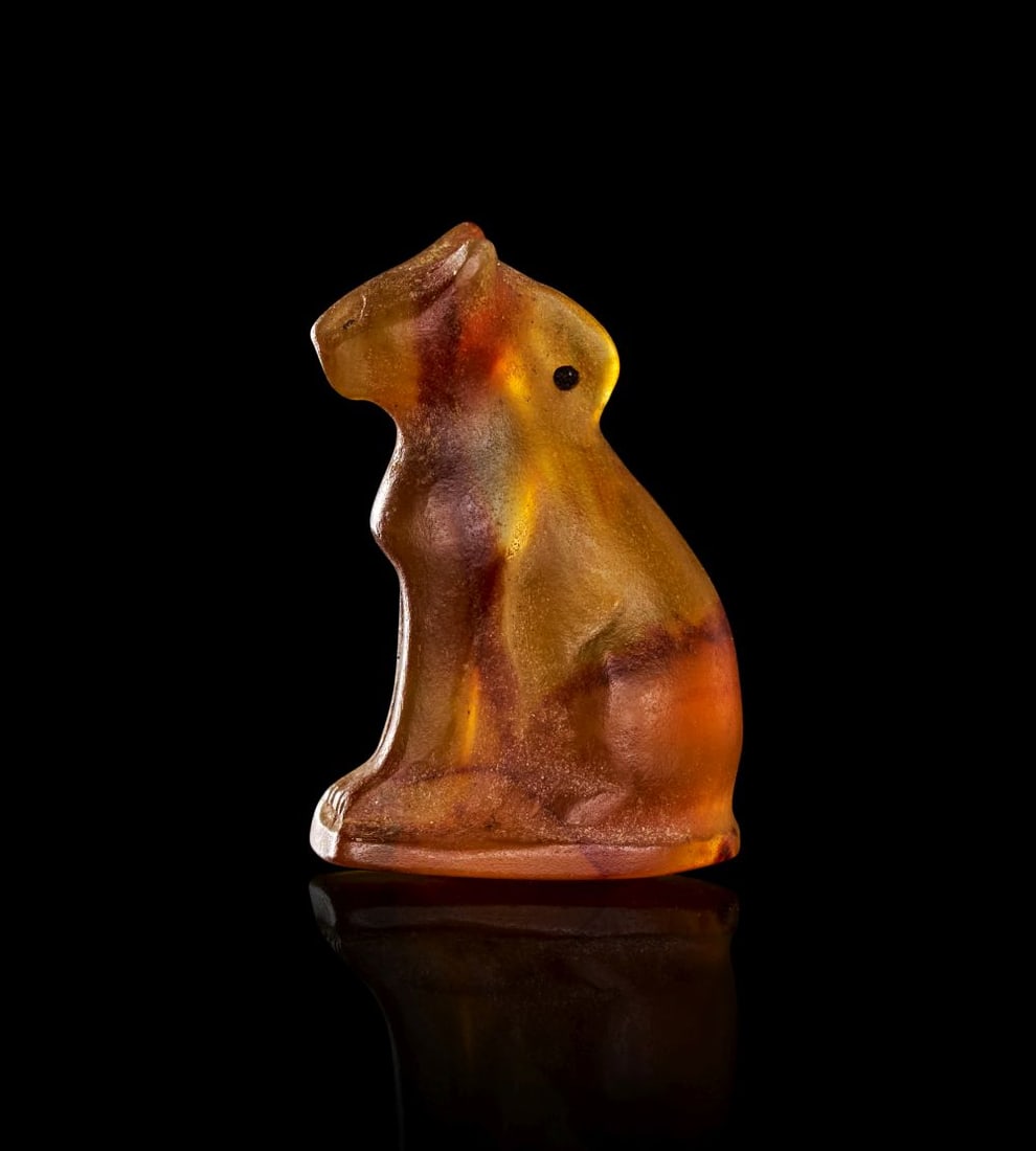 AN EGYPTIAN AGATE CAT AMULET LATE PERIOD TO PTOLEMAIC PERIOD, 664-30 B.C.: AN EGYPTIAN AGATE CAT AMULET, LATE PERIOD TO PTOLEMAIC PERIOD, CIRCA 664–30 B.C. Carved from a softly translucent agate of warm honey, amber and russet striations, this finely modelled amulet