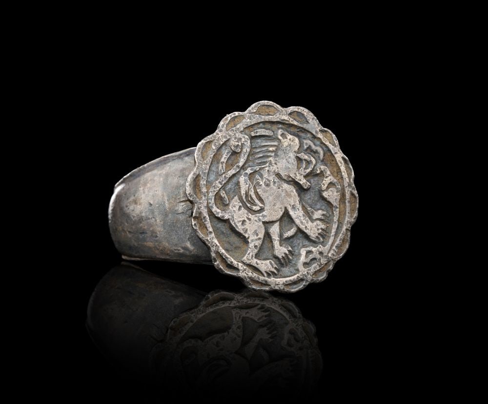 A MEDIEVAL SILVER RING DEPICTING A LION, CIRCA 14TH CENTURY (1 of 3)