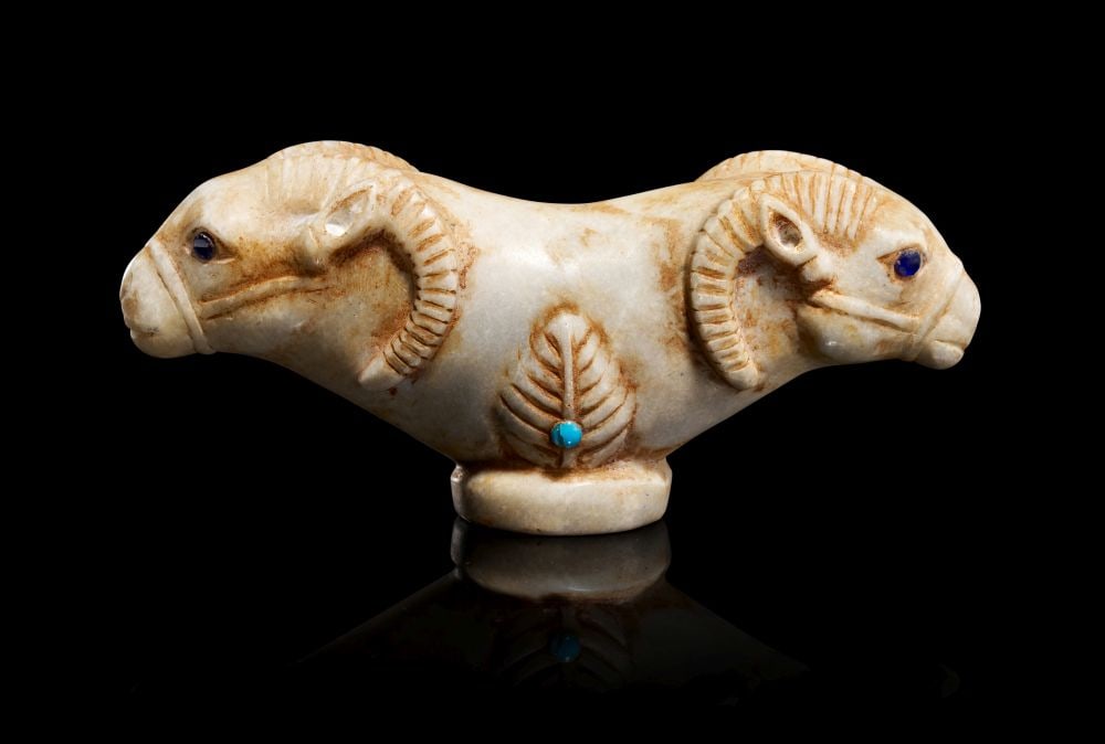 A MESOPOTAMIAN MARBLE & LAPIS INLAID DOUBLE HEADED RAM AMULET LATE URUK-JEMDET NASR PERIOD, CIRCA 33 (1 of 5)