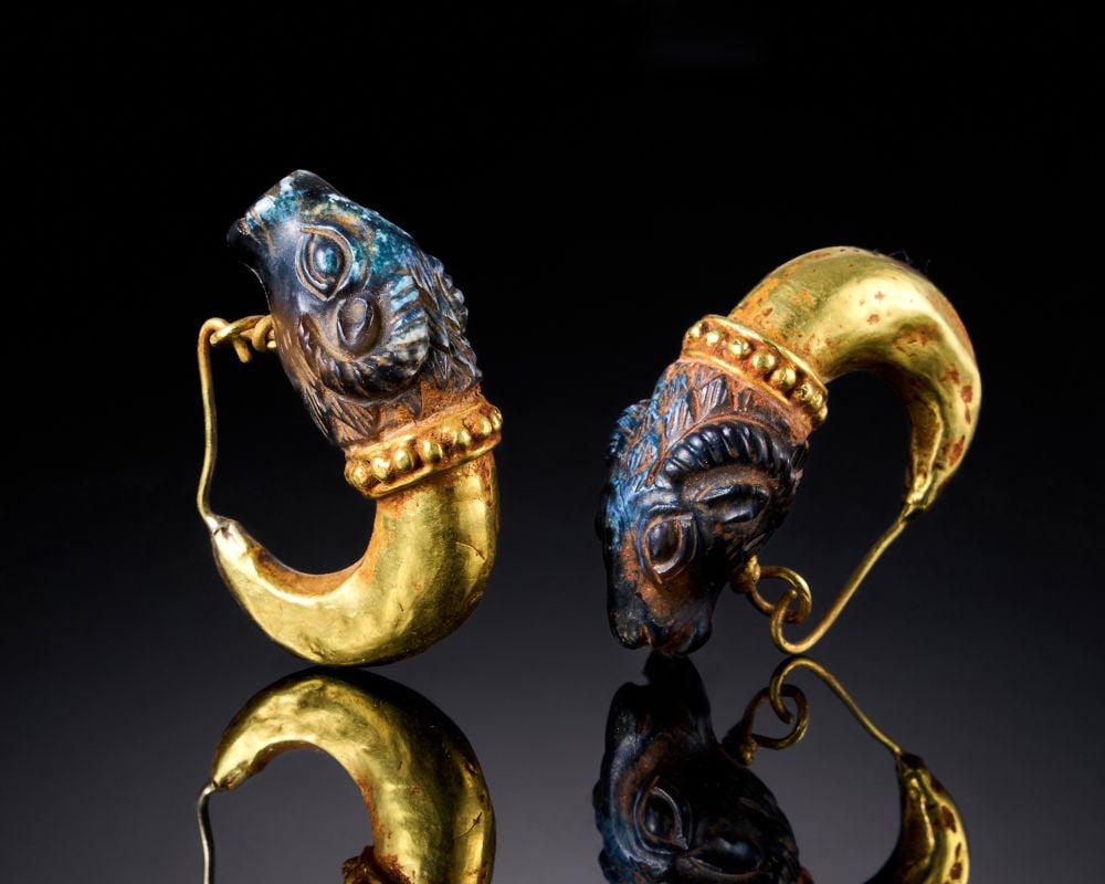 A PAIR OF ROMAN SARDONYX & GOLD RAM EARRINGS, CIRCA 1ST CENTURY A.D, (1 of 4)
