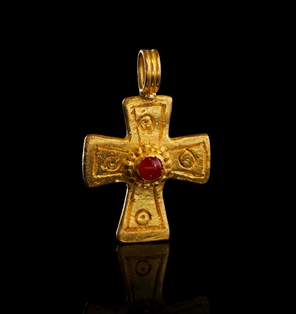 A BYZANTINE GOLD & AGATE CROSS, CIRCA 7TH CENTURY A.D.: A BYZANTINE GOLD AND AGATE CROSS, CIRCA 7TH CENTURY A.D. Finely fashioned in gold, this small yet radiant cross embodies the restrained elegance of early Byzantine devotional jewellery. The form is