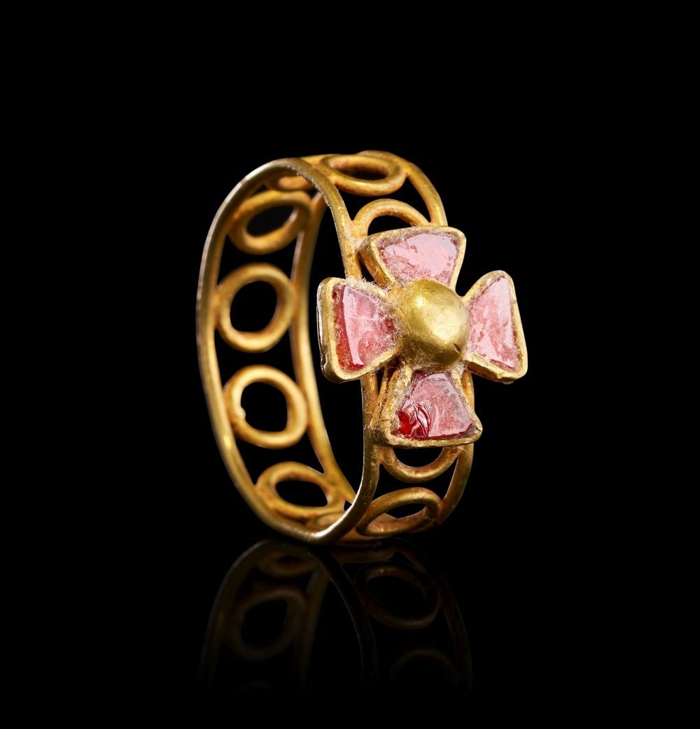 A BYZANTINE GOLD & AGATE CROSS RING, CIRCA 7TH CENTURY A.D.: A BYZANTINE GOLD AND AGATE CROSS RING, CIRCA 7TH CENTURY A.D. Exquisitely fashioned in gold, this openwork ring is crowned by a cross of compelling immediacy, its luminous form rising proudly from a