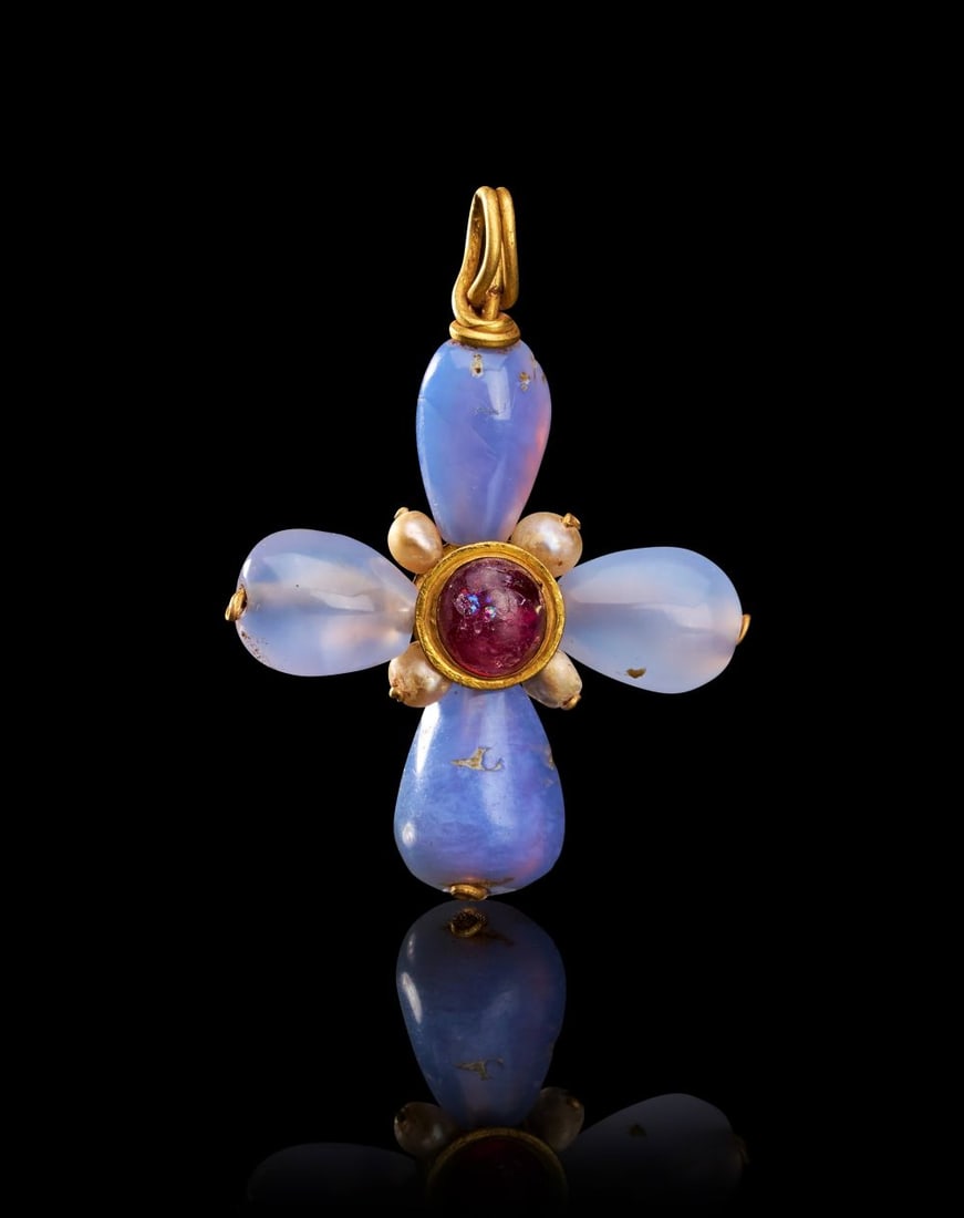A RARE BYZANTINE CHALCEDONY GEM SET CROSS IN A GOLD SETTING, CIRCA 5TH CENTURY