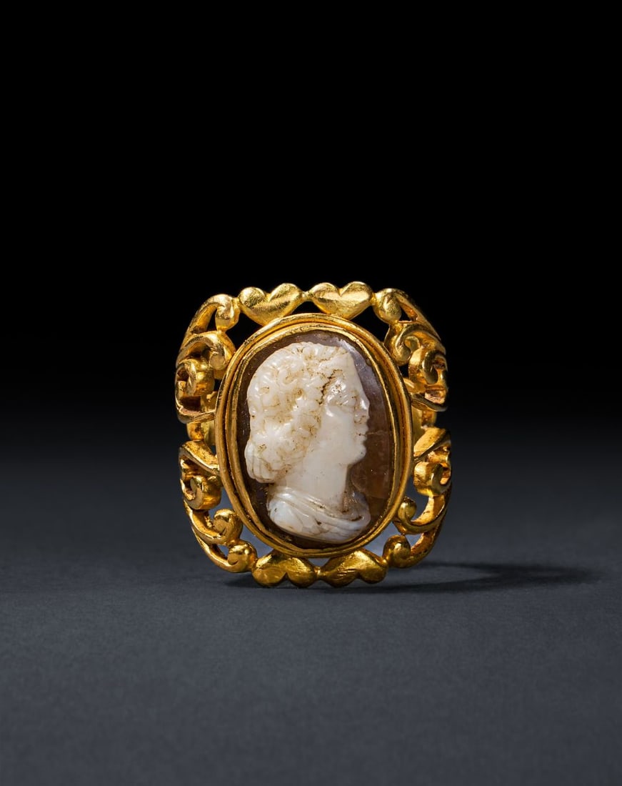 A GOLD ROMAN CAMEO RING OF A GODDESS, CIRCA 1ST CENTURY B.C.-1ST CENTURY A.D.: A GOLD ROMAN CAMEO RING OF A GODDESS, CIRCA 1ST CENTURY B.C.-1ST CENTURY A.D. Crafted in high-k
