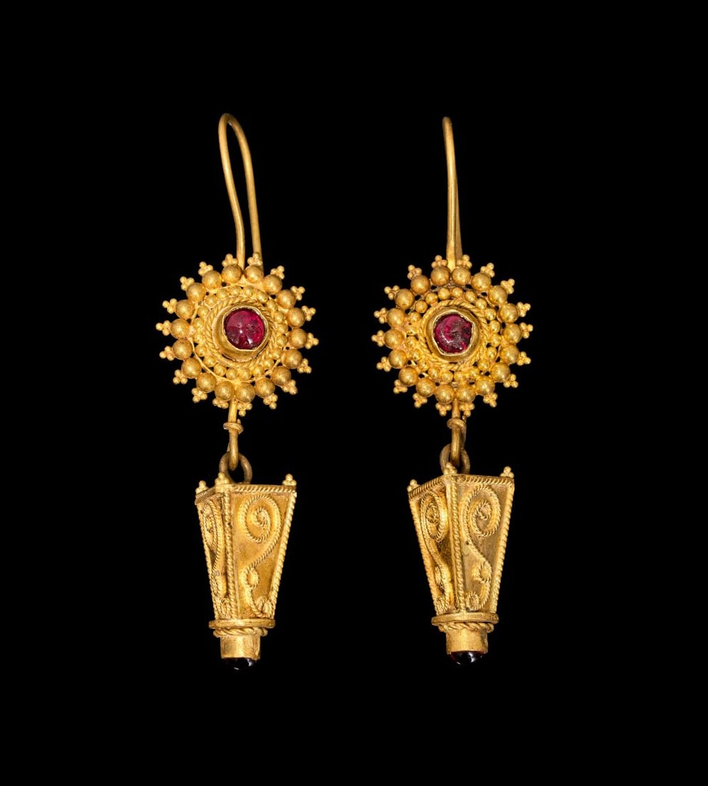 A PAIR OF ROMAN GOLD AND GARNET EARRINGS CIRCA 2ND-3RD CENTURY A.D. (1 of 2)