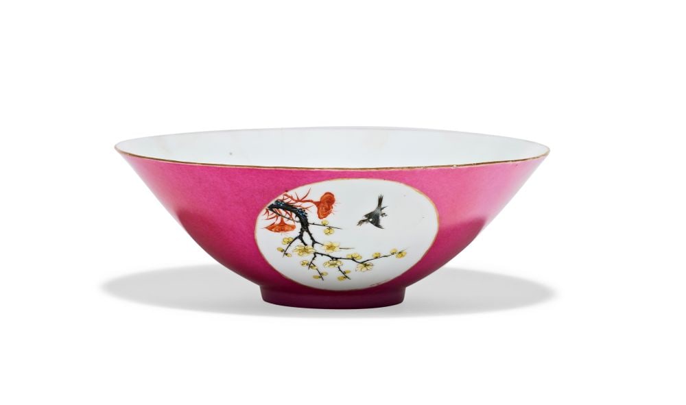 A CHINESE RUBY GROUND FAMILLE ROSE SGRAFFITO PORCELAIN BOWL, QING DYNASTY (1644-1911) (1 of 7)