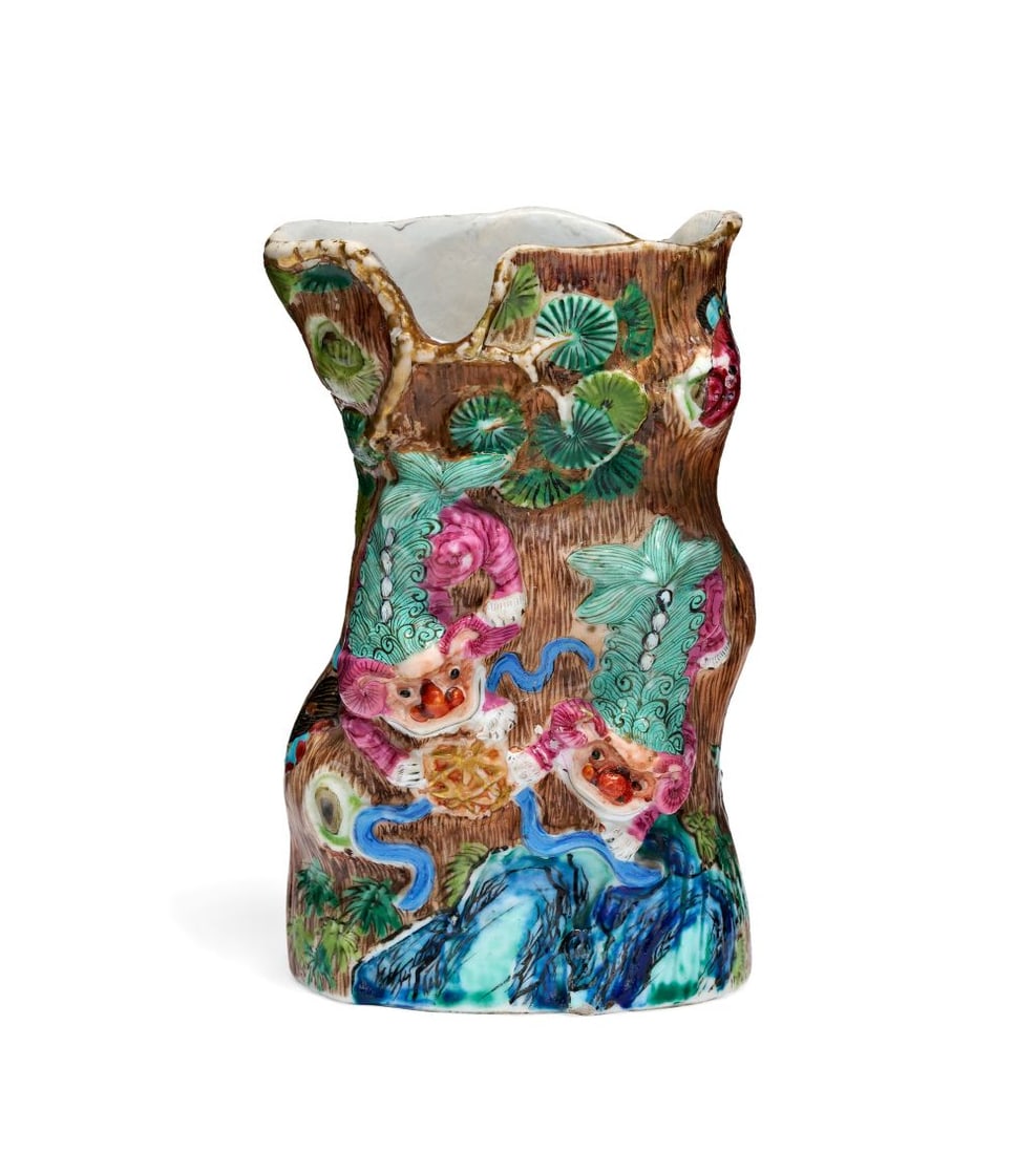 AN UNUSUAL CHINESE FAMILLE ROSE POT, QING DYNASTY (1644-1911) (1 of 5)