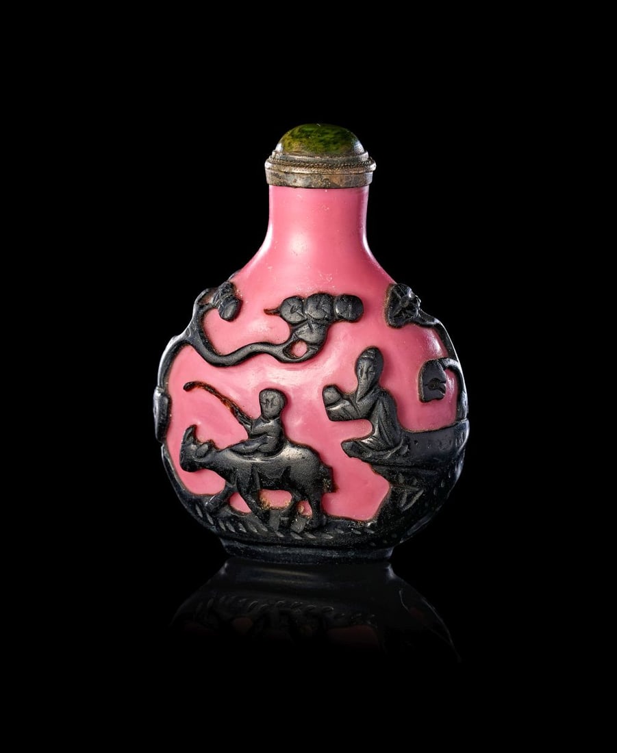 A BLACK-OVERLAY PINK PEKING GLASS SNUFF BOTTLE 1780-1850 (1 of 3)
