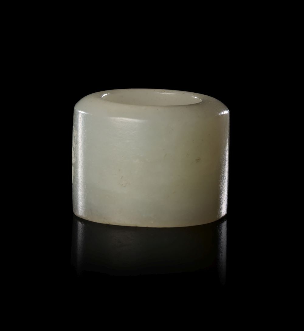 A WHITE JADE THUMB RING QIANLONG PERIOD (1736-1795) (1 of 3)