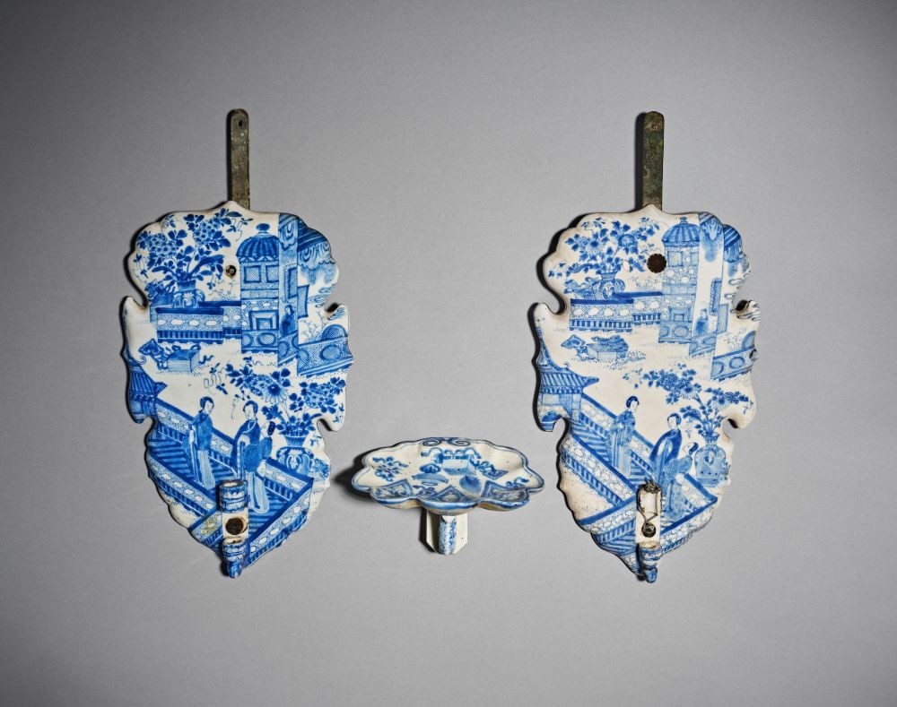 A SET OF THREE EXTREMELY RARE CHINESE EXPORT WALL PLAQUES & SOAP DISH, KANGXI PERIOD (1662-1722): A SET OF THREE CHINESE EXPORT BLUE AND WHITE PORCELAIN WALL PLAQUES AND SOAP DISH, KANGXI PERIOD (1662–1722) Of unusual survival and refined decorative ambition, this rare garniture comprises