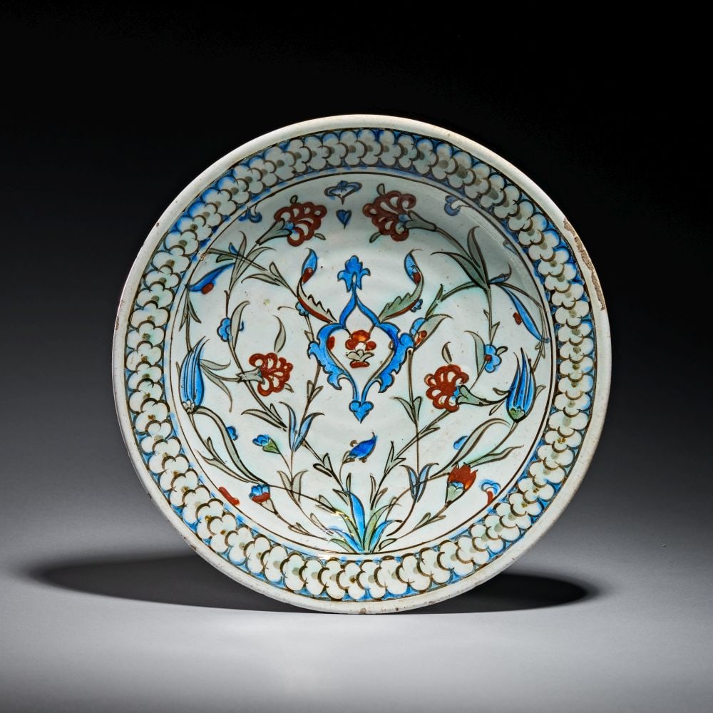 AN IZNIK POTTERY DISH OTTOMAN TURKEY, CIRCA 1595 (1 of 4)
