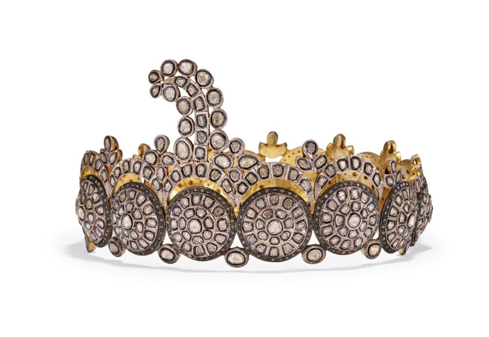AN INDIAN POLKI DIAMOND & GILT SILVER TIARA, 20TH CENTURY: AN INDIAN POLKI DIAMOND & GILT SILVER TIARA, 20TH CENTURY This striking Indian tiara exemplifies the enduring elegance of traditional polki diamond jewellery, reinterpreted in a 20th-century cou