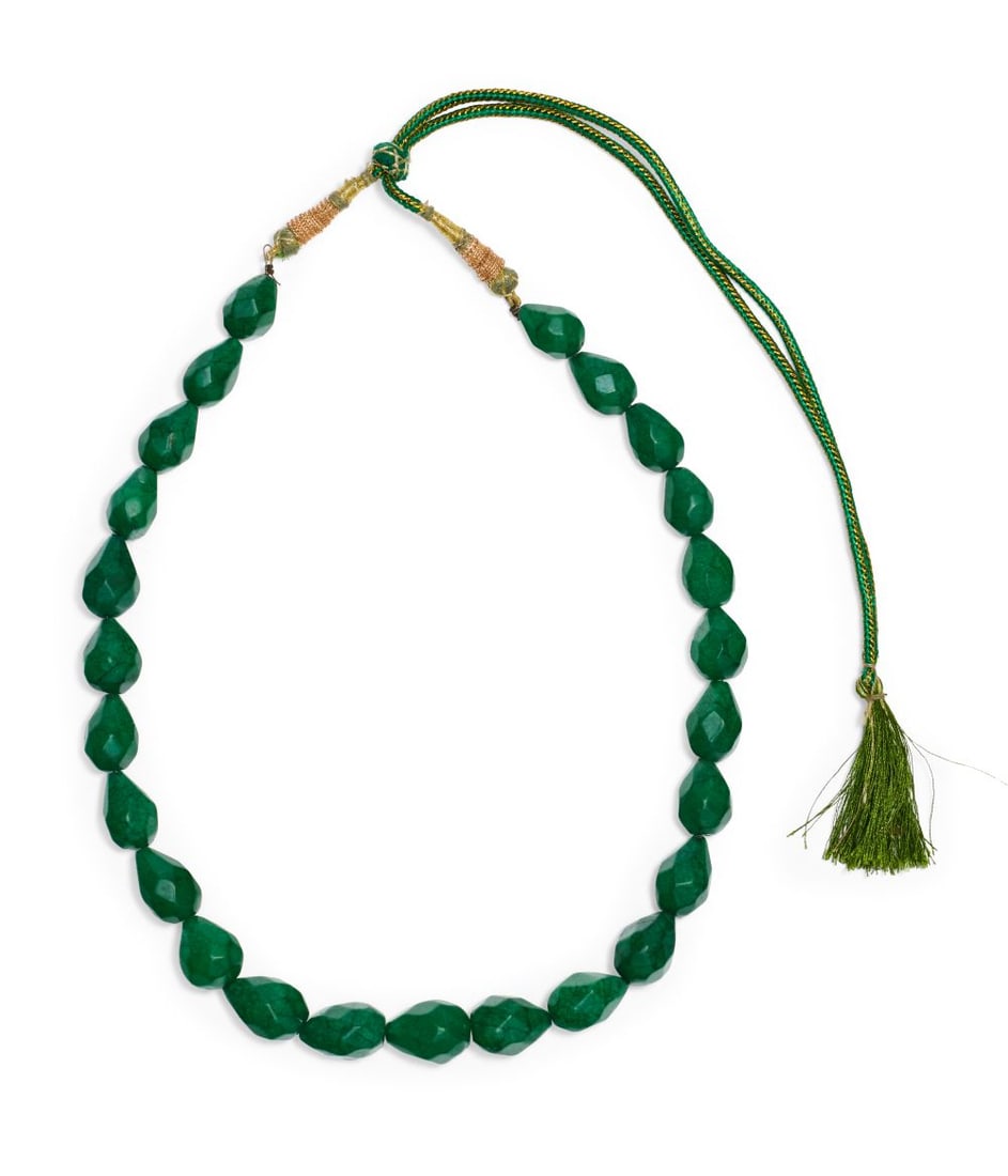 A CARVED GREEN GEMSTONE NECKLACE, POSSIBLY EMERALD, INDIA 19TH/20TH CENTURY (1 of 2)