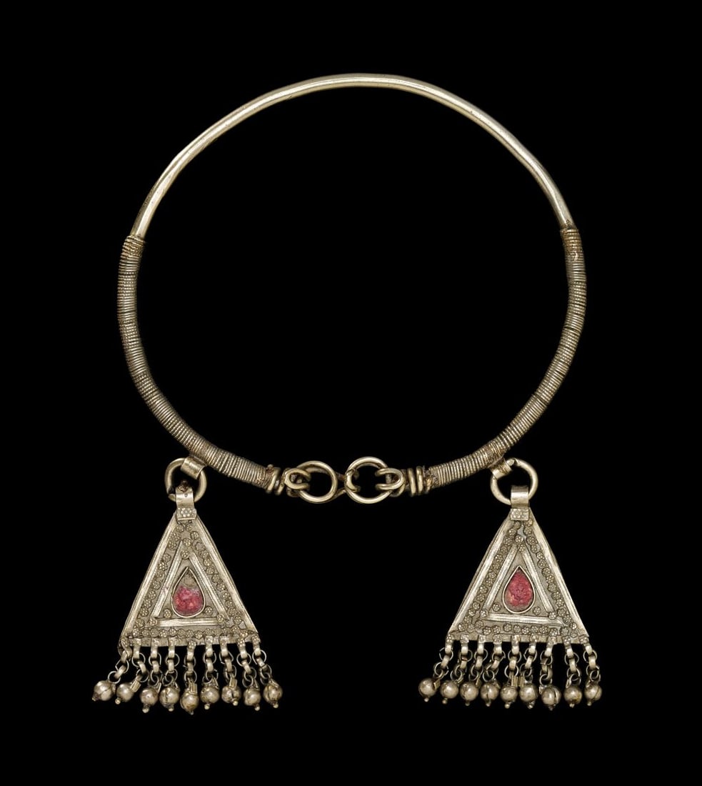 A CENTRAL ASIAN SILVER & GEM SET NECKLACE, UZBEKISTAN, 19TH/20TH CENTURY (1 of 3)