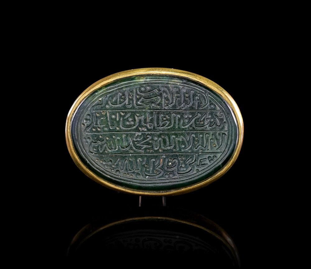 A CALLIGRAPHIC INSCRIBED JADE RING, 17TH CENTURY, PERSIA, SAFAVID (1 of 3)