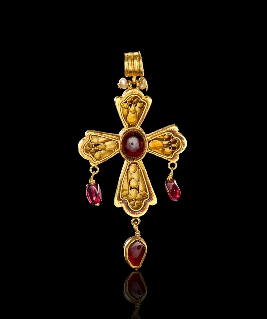 A BYZANTINE GEM SET GOLD CROSS, CIRCA 6TH-7TH CENTURY A.D. (1 of 2)