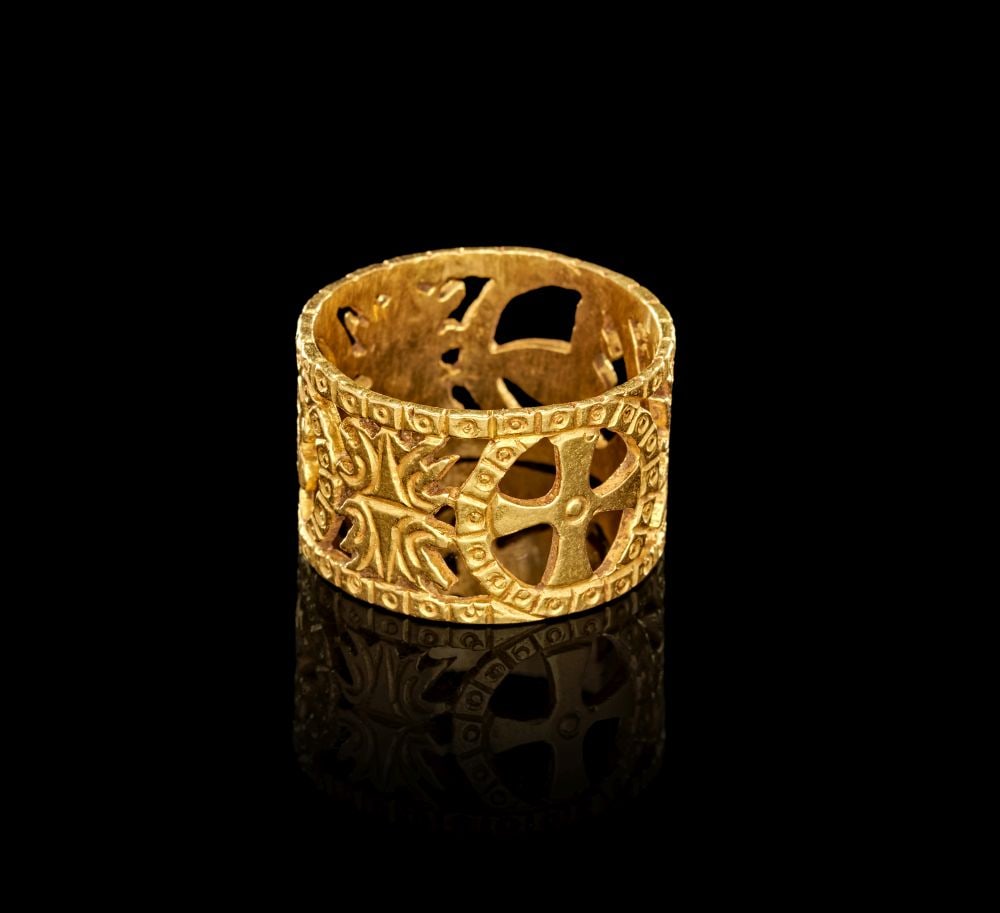 A RARE BYZANTINE GOLD OPUS INTERRSAILE RING WITH DOVES & CORSS, 7TH-8TH CENTURY A.D. (1 of 4)