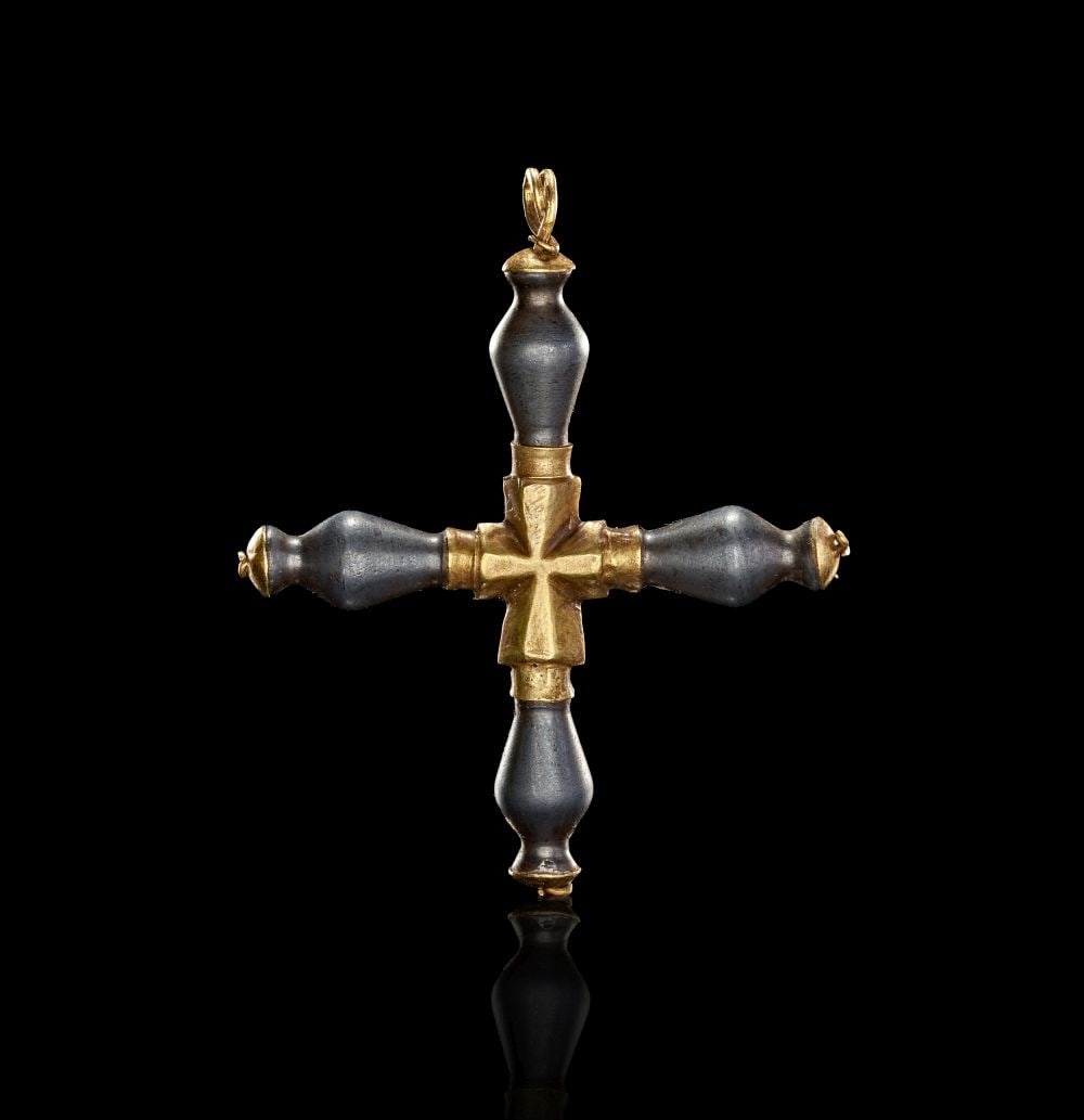 AN EXCEPTIONAL LATE BYZANTINE OR MEDIEVAL GOLD & HEMATITE CROSS, 11TH-15TH CENTURY A.D.: AN EXCEPTIONAL LATE BYZANTINE OR MEDIEVAL GOLD & HEMATITE CROSS, 11TH-15TH CENTURY A.D. A substantial and visually striking cruciform pendant in high-karat gold, composed of a boldly faceted centr