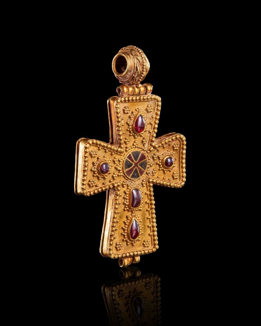 A BYZANTINE GOLD & GEM CROSS, CIRCA 7TH CENTURY (1 of 3)