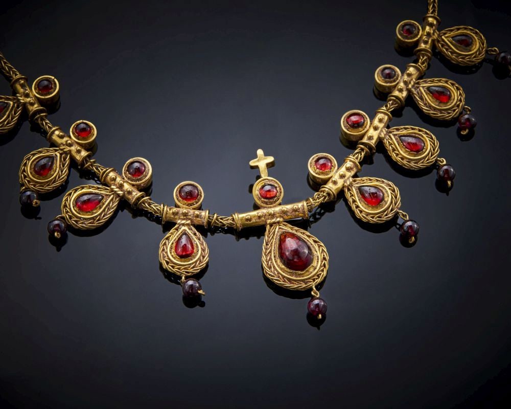 A RARE BYZANTINE GEM SET GOLD NECKLACE, CIRCA 6TH CENTURY (1 of 2)