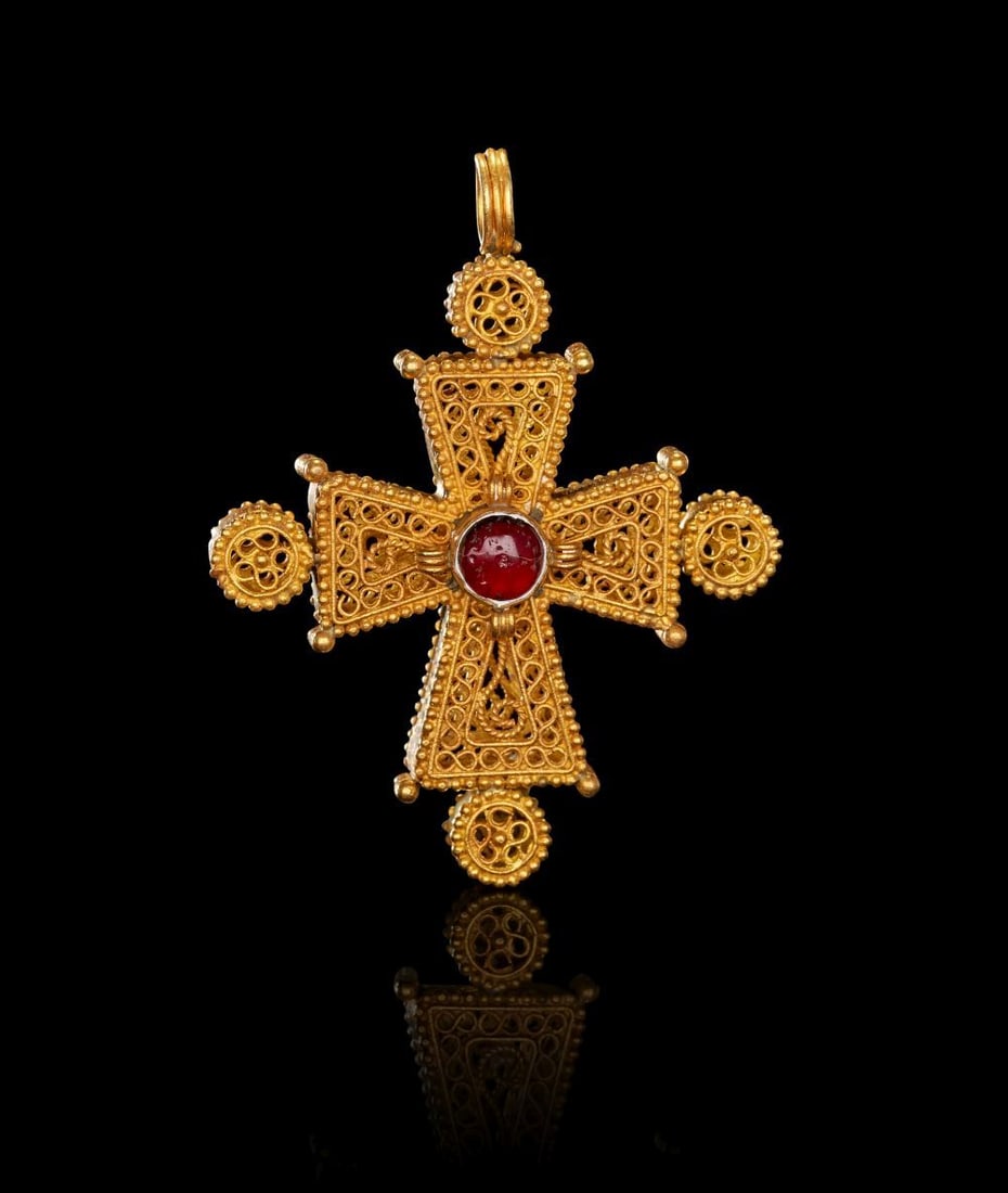 A BYZANTINE GOLD AND GARNET PENDANT CROSS, CIRCA 6TH CENTURY A.D.: A BYZANTINE GOLD AND GARNET PENDANT CROSS, CIRCA 6TH CENTURY A.D. Exquisitely worked in rich, w