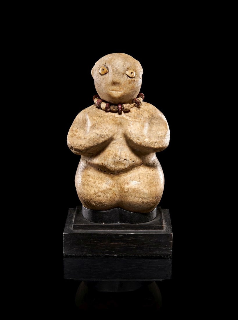 AN ANATOLIAN MARBLE FEMALE IDOL, EARLY CHALCOLITHIC PERIOD, CIRCA MID-6TH MILLENNIUM B.C.: AN ANATOLIAN MARBLE FEMALE IDOL, EARLY CHALCOLITHIC PERIOD, CIRCA MID-6TH MILLENNIUM B.C. Robustly c