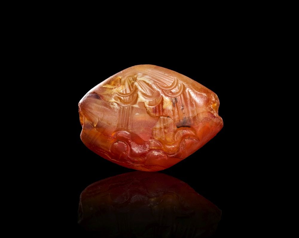 A MINOAN CARNELIAN AMYGDALOID SEAL WITH A VASE MIDDLE MINOAN III-LATE MINOAN I, CIRCA 1700-1500 B.C. (1 of 3)