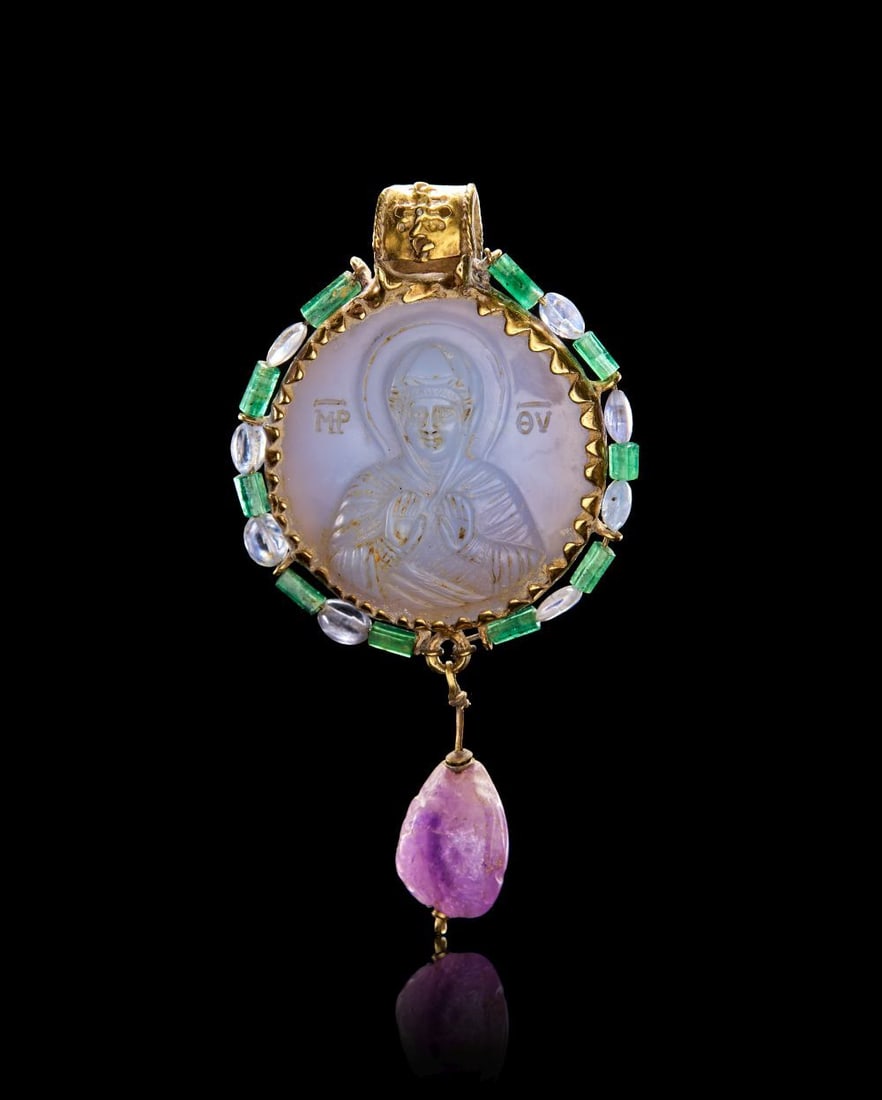AN EXCEEDINGLY RARE INSCRIBED CHALCEDONY & GOLD GEM-SET ICON DEPICTING THE VIRGIN MARY, CIRCA: AN EXCEEDINGLY RARE INSCRIBED CHALCEDONY & GOLD GEM-SET ICON DEPICTING THE VIRGIN MARY, CIRCA 7TH–9TH CE