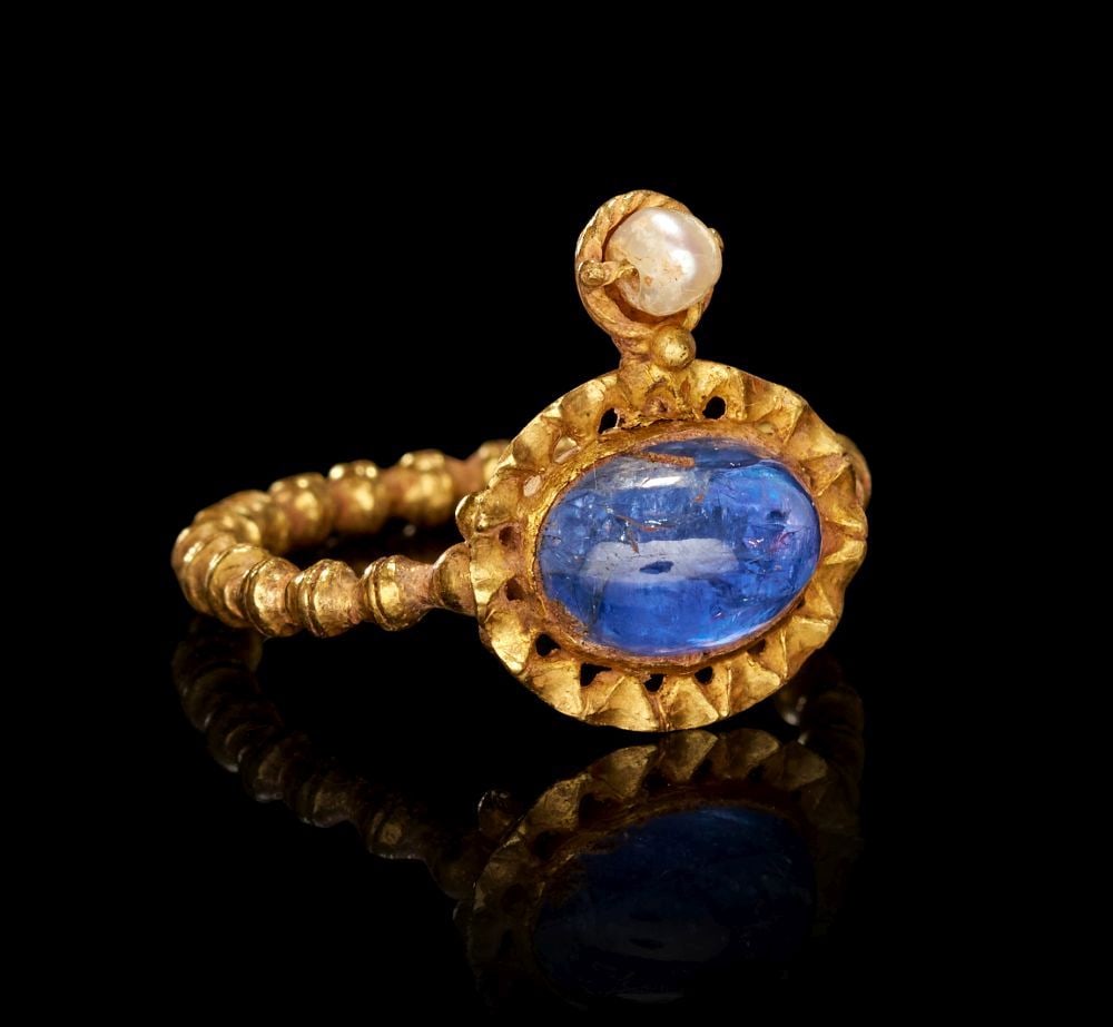A HELLENISTIC GOLD & CABOCHON SAPPHIRE RING, CIRCA 2ND CENTURY B.C. – 1ST CENTURY A.D.: A HELLENISTIC GOLD & CABOCHON SAPPHIRE RING, CIRCA 2ND CENTURY B.C. – 1ST CENTURY A.D. Fin