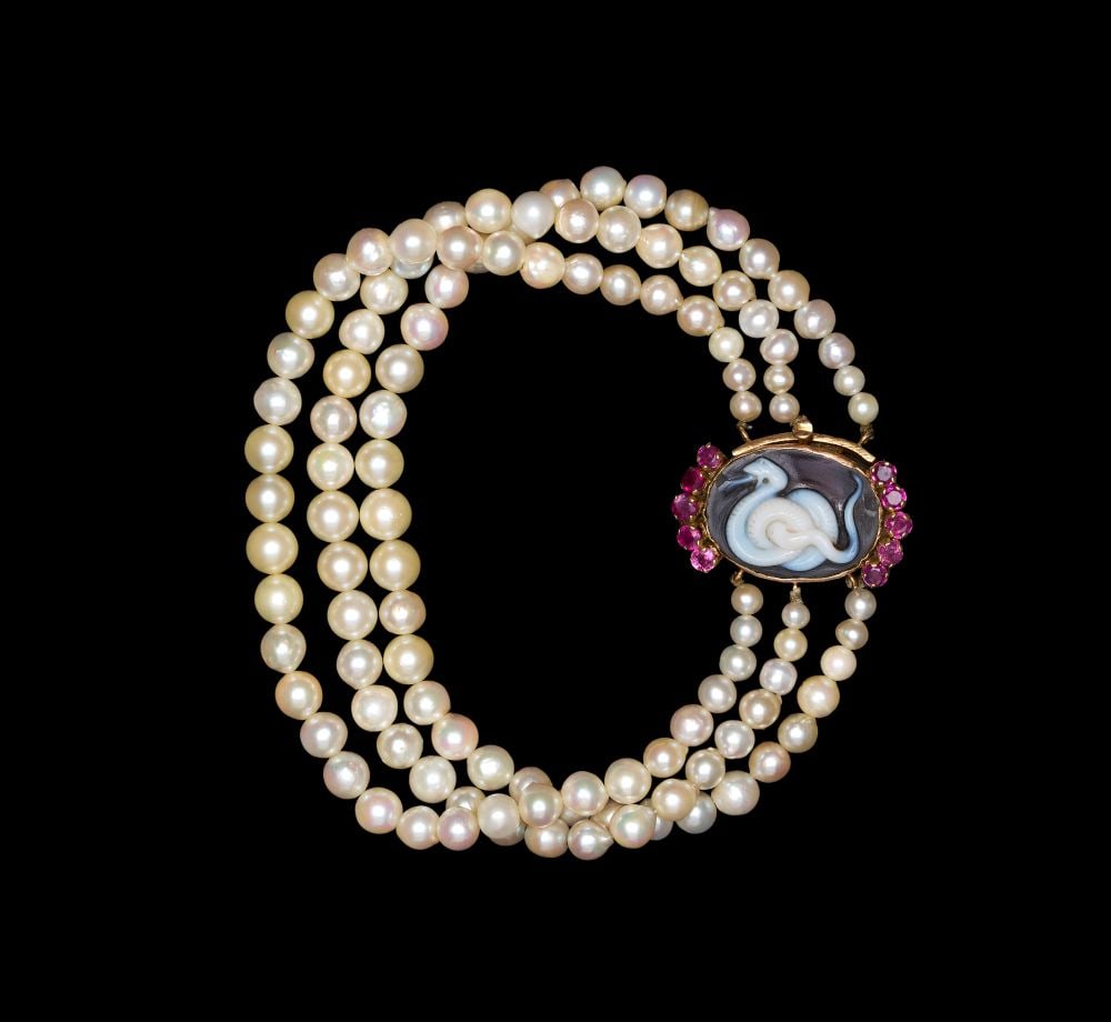 A PEARL BRACELET WITH GOLD, RUBY & ROMAN AGATE SNAKE CAMEO CLASP, CIRCA 1ST CENTURY A.D. AND LATER: A PEARL BRACELET WITH GOLD, RUBY & ROMAN AGATE SNAKE CAMEO CLASP, CIRCA 1ST CENTURY A.D. AND LATER Multi-strand bracelet of luminous cultured pearls, secured by a bold 18k gold clasp set with a cr