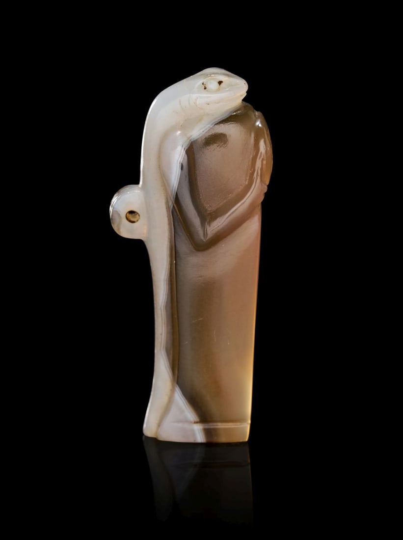 AN EGYPTIAN BANDED AGATE GECKO AMULET WITH INSCRIBED WEDJAT-EYE NEW KINGDOM, DYNASTY XIX, CIRCA 1279 (1 of 3)