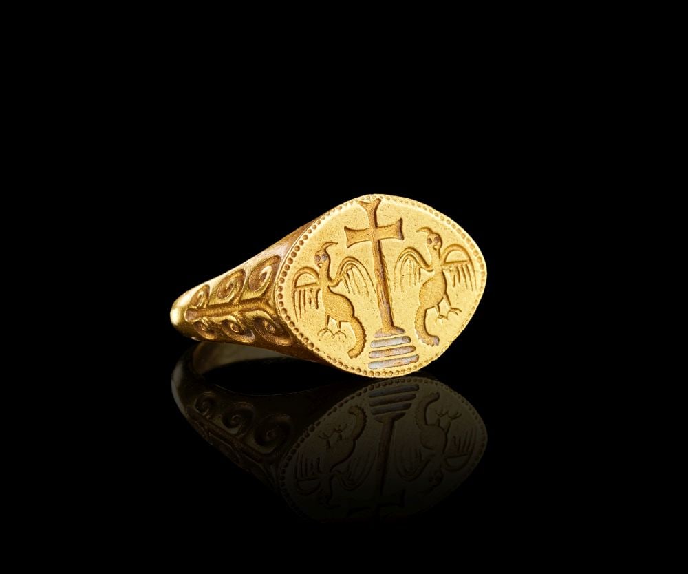 A BYZANTINE GOLD RING DEPICTING TWO GRIFFINS EITHER SIDE A CROSS, CIRCA 9TH CENTURY A.D. (1 of 3)