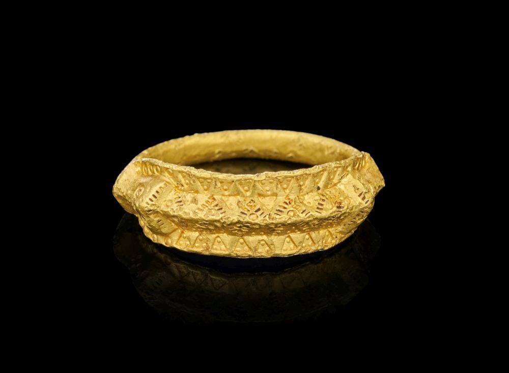 A VIKING GOLD RING, CIRCA 9TH-10TH CENTURY A.D.: A V