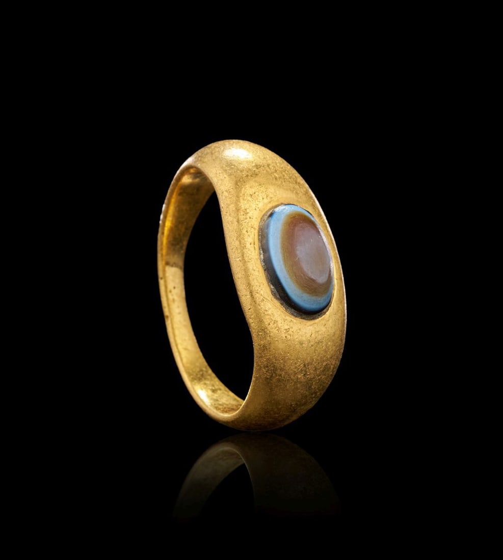A ROMAN GOLD RING SET WITH AN AGATE ‘EYE’ BEAD Circa 1st Century A.D.: A ROMAN GOLD RING SET WITH AN AGATE ‘EYE’ BEAD Circa 1st Century A.D. Formed from a smoot
