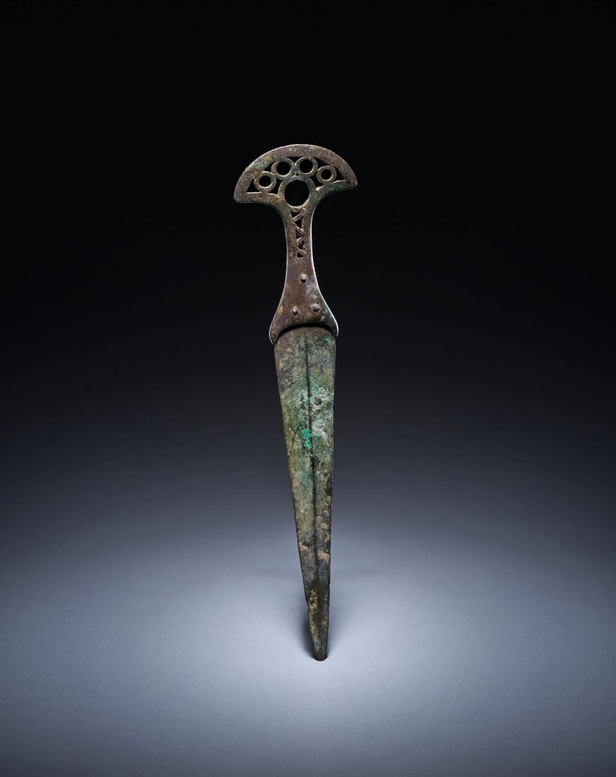 AN ETRUSCAN BRONZE DAGGER WITH SILVER HANDLE, CIRCA 300 B.C. (1 of 4)