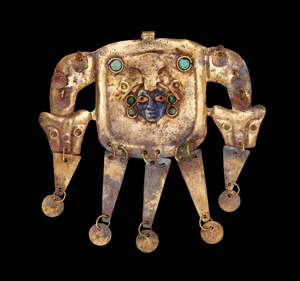 A GOLD MOCHE GILDED ALLOY NECKLACE ORNAMENT DEPICTING A LAPIS LAZULI HUMAN HEAD CIRCA 100 B.C. –: A GOLD MOCHE GILDED ALLOY NECKLACE ORNAMENT DEPICTING A LAPIS LAZULI HUMAN HEAD CIRCA 100 B.C. – 600 A.D., N
