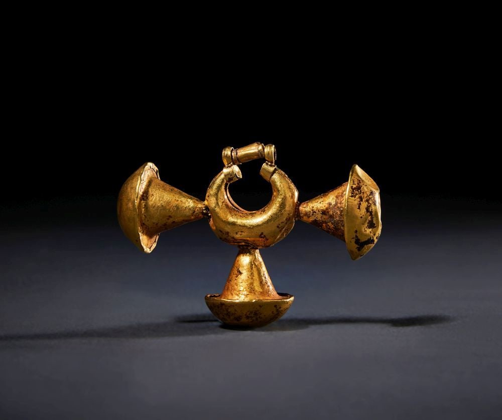 A HIGHLY ACADEMIC ASSYRIAN GOLD EARRING, NEO-ASSYRIAN PERIOD, REIGN OF TIGLATH-PILESER III, CIRCA 72 (1 of 1)