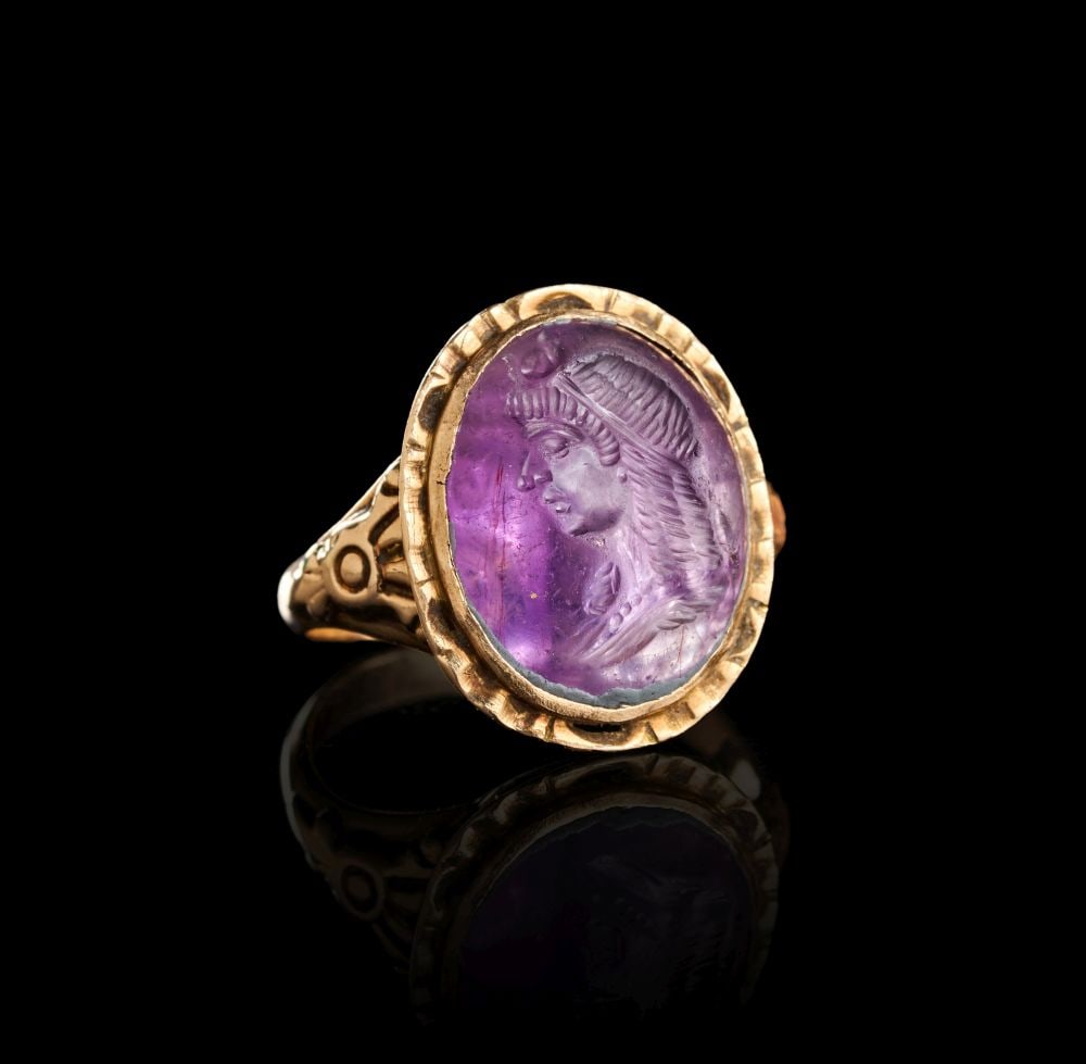 A GREEK GOLD AMETHYST RING DEPICTING A GODDESS, HELLENISTIC PERIOD, CIRCA LATE 4TH CENTURY B.C. (1 of 4)
