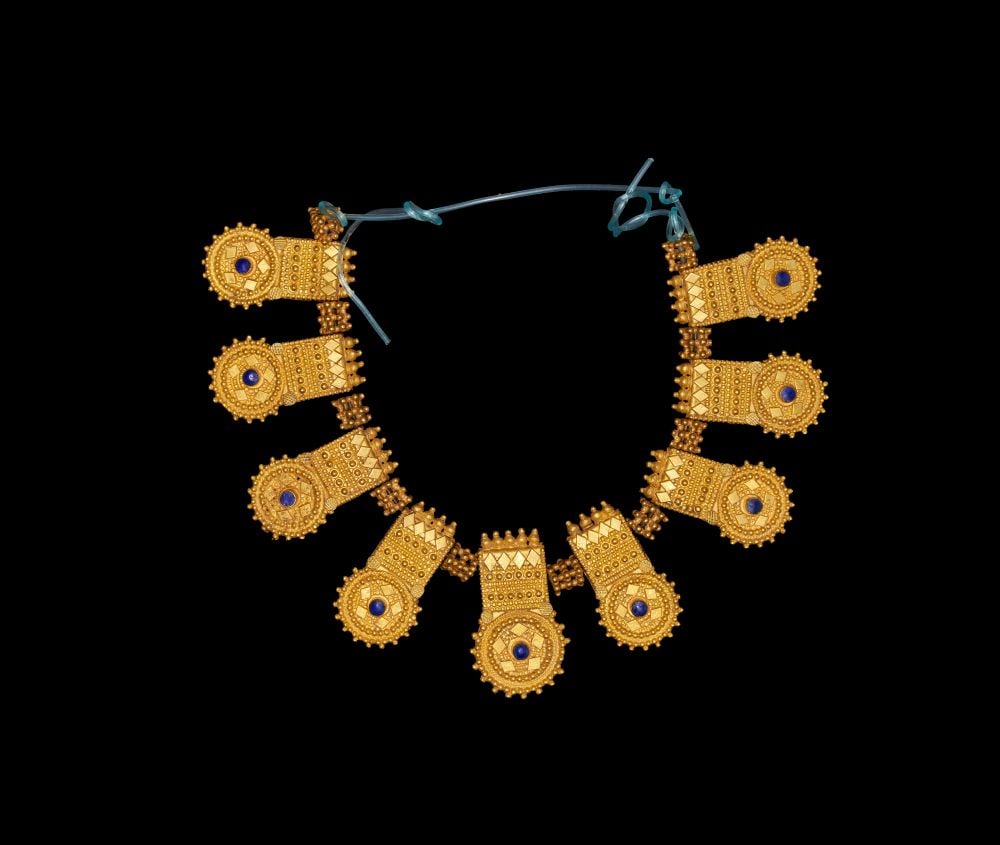 AN ETRUSCAN GOLD NECKALCE WITH LAPIS LAZULI INLAYS, CIRCA 300 B.C. (1 of 3)