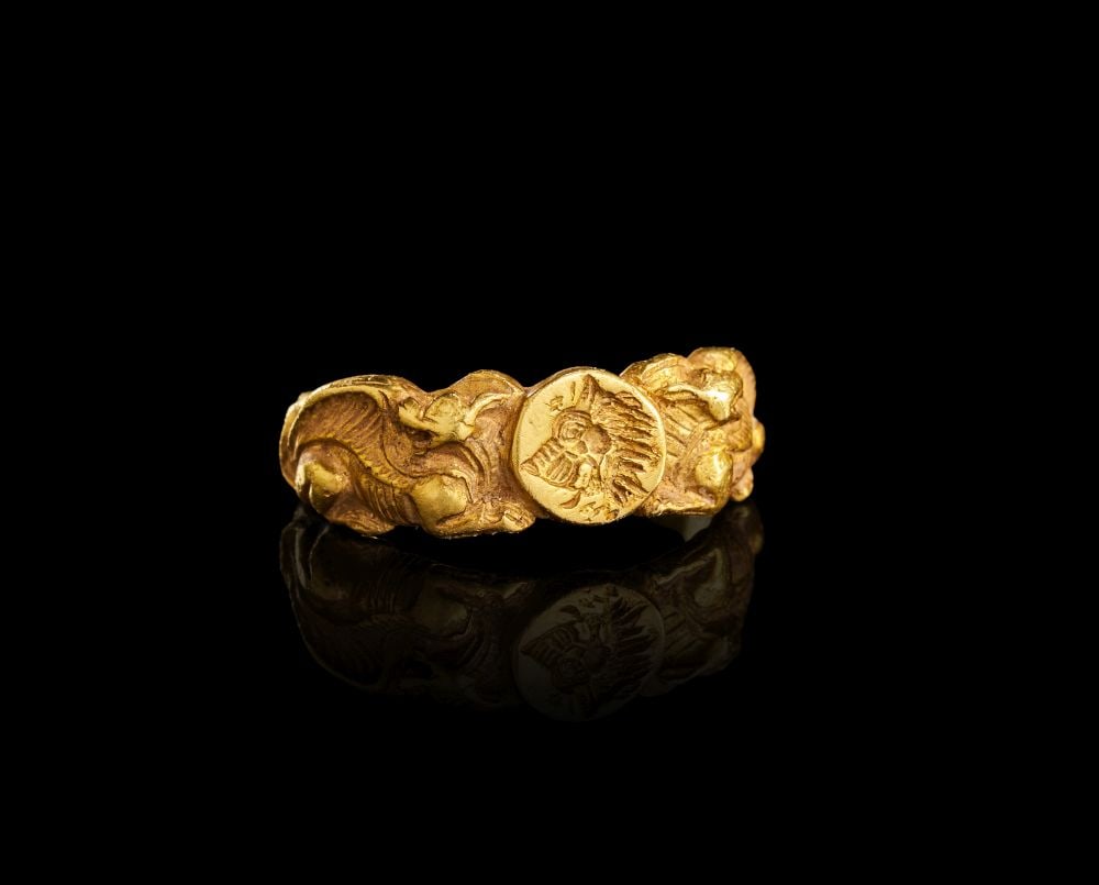 AN EXCEEDINGLY RARE LATE BYZANTINE OR MEDIEVAL RING DEPICTING DRAGONS & A HOUND, CIRCA 12TH CENTURY (1 of 3)