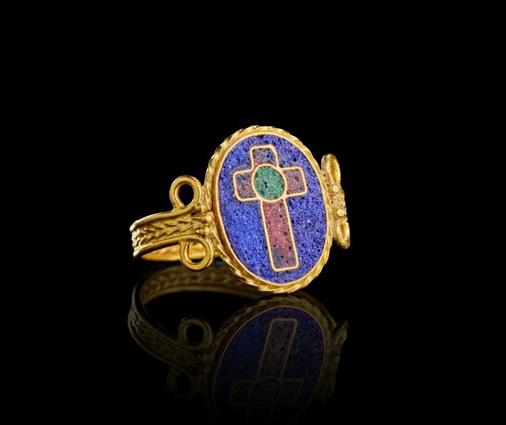 BYZANTINE GOLD AND CLOISONNE ENAMEL CIRCULAR CROSS BEZEL FINGER RING, CIRCA: MIDDLE BYZANTINE, 10TH (1 of 3)