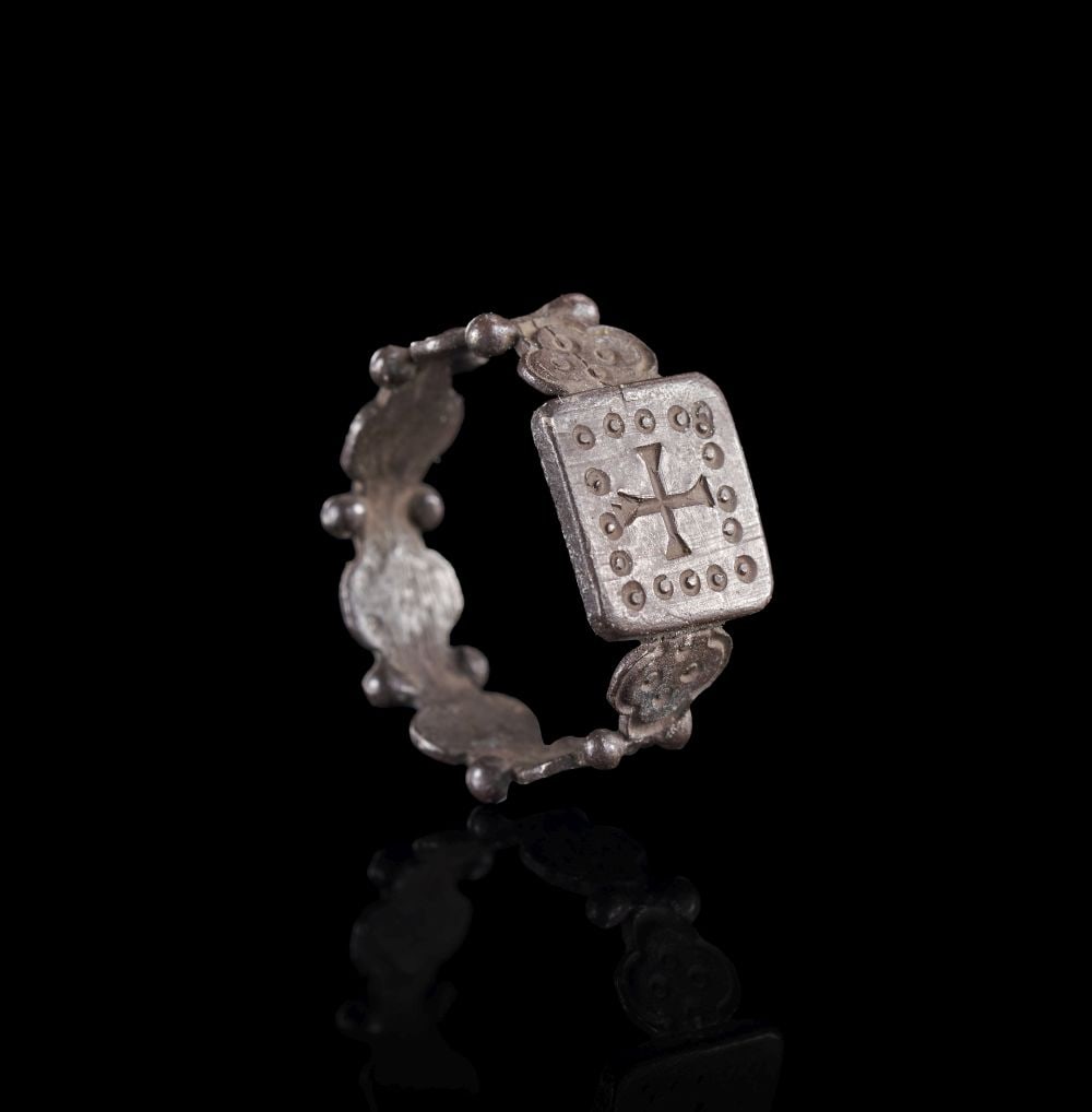 A LATE BYZANTINE OR MEDIEVAL SILVER RING DEPICTING A CROSS, CIRCA 12TH-15TH CENTURY (1 of 2)